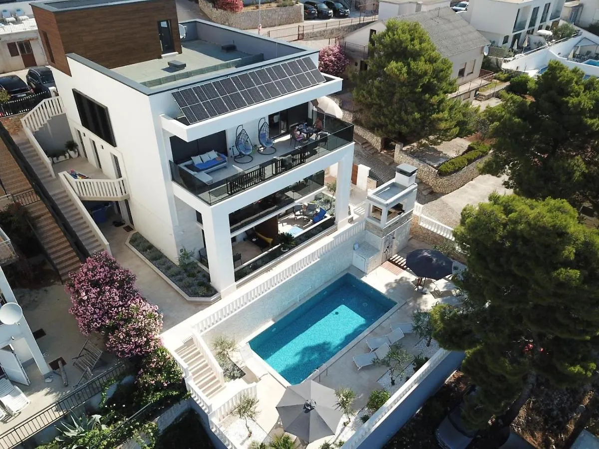 Luxury Beachfront Villa Carlisa location